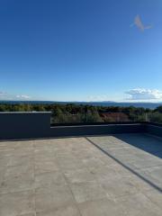 Chorvátsko- Na predaj dom s 2x apartmán s bazéno a strešnou terasou s výhľadom na more len 250m od pláže