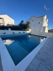 Chorvátsko- Na predaj dom s 2x apartmán s bazéno a strešnou terasou s výhľadom na more len 250m od pláže