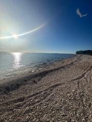 Chorvátsko- Na predaj dom s 2x apartmán s bazéno a strešnou terasou s výhľadom na more len 250m od pláže