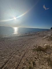 Chorvátsko- Na predaj dom s 2x apartmán s bazéno a strešnou terasou s výhľadom na more len 250m od pláže