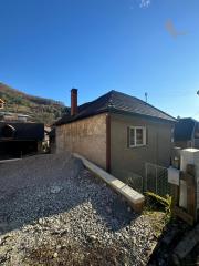 Na predaj dom - pozemok za výhodnú cenu v blízkosti Banskej Bystrice