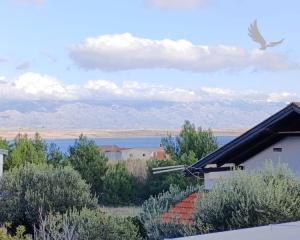 Chorvátsko- Na predaj dom 2x apartmán len 250m od mora