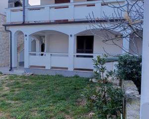 Chorvátsko- Na predaj dom 2x apartmán len 250m od mora