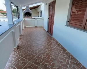 Chorvátsko- Na predaj dom 2x apartmán len 250m od mora