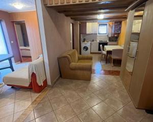 Chorvátsko- Na predaj dom 2x apartmán len 250m od mora