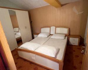 Chorvátsko- Na predaj dom 2x apartmán len 250m od mora