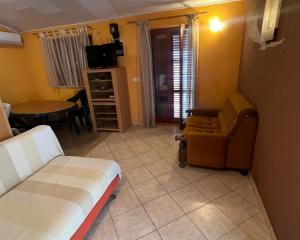 Chorvátsko- Na predaj dom 2x apartmán len 250m od mora