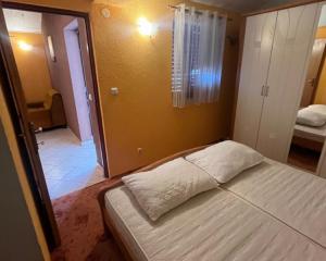 Chorvátsko- Na predaj dom 2x apartmán len 250m od mora