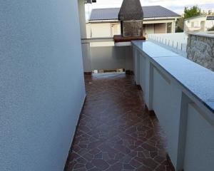 Chorvátsko- Na predaj dom 2x apartmán len 250m od mora