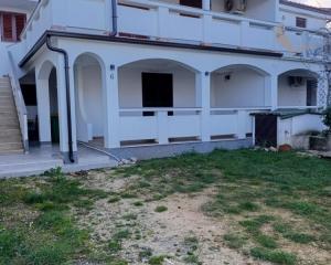 Chorvátsko- Na predaj dom 2x apartmán len 250m od mora