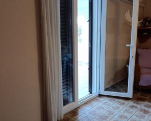 Chorvátsko- Na predaj dom 2x apartmán len 250m od mora