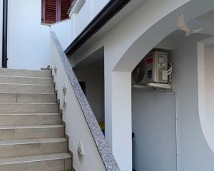 Chorvátsko- Na predaj dom 2x apartmán len 250m od mora