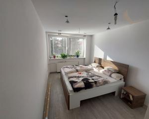 Prenájom priestranného 3-izbového bytu - kompletná rekonštrukcia, zariadený