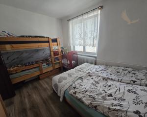 PREDAJ: 2-izbový byt s balkónom – Valaská, Hronská ulica