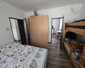 PREDAJ: 2-izbový byt s balkónom – Valaská, Hronská ulica