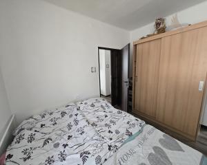 PREDAJ: 2-izbový byt s balkónom – Valaská, Hronská ulica