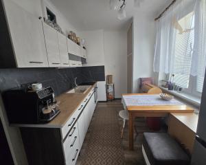 PREDAJ: 2-izbový byt s balkónom – Valaská, Hronská ulica