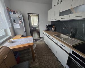 PREDAJ: 2-izbový byt s balkónom – Valaská, Hronská ulica