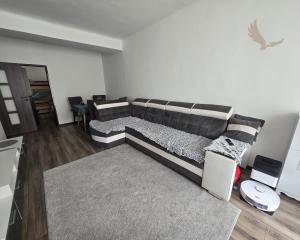 PREDAJ: 2-izbový byt s balkónom – Valaská, Hronská ulica