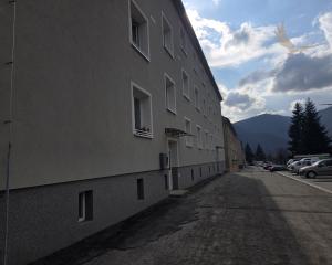 PREDAJ: 2-izbový byt s balkónom – Valaská, Hronská ulica