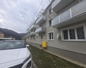 PREDAJ: 2-izbový byt s balkónom – Valaská, Hronská ulica