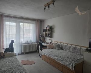 DOMOV, KDE DÝCHA DREVO: PRIESTRANNÝ 2-IZBOVÝ BYT (64 m²) – UL. RÁZUSOVA