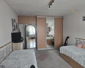 DOMOV, KDE DÝCHA DREVO: PRIESTRANNÝ 2-IZBOVÝ BYT (64 m²) – UL. RÁZUSOVA