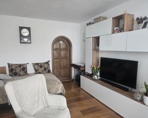 DOMOV, KDE DÝCHA DREVO: PRIESTRANNÝ 2-IZBOVÝ BYT (64 m²) – UL. RÁZUSOVA