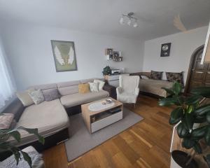 DOMOV, KDE DÝCHA DREVO: PRIESTRANNÝ 2-IZBOVÝ BYT (64 m²) – UL. RÁZUSOVA