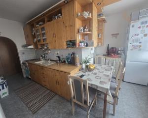 DOMOV, KDE DÝCHA DREVO: PRIESTRANNÝ 2-IZBOVÝ BYT (64 m²) – UL. RÁZUSOVA