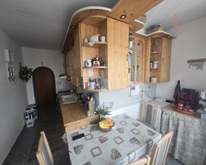 DOMOV, KDE DÝCHA DREVO: PRIESTRANNÝ 2-IZBOVÝ BYT (64 m²) – UL. RÁZUSOVA