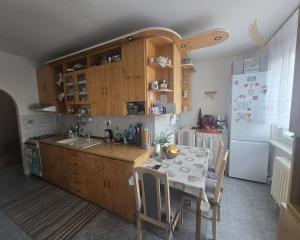 DOMOV, KDE DÝCHA DREVO: PRIESTRANNÝ 2-IZBOVÝ BYT (64 m²) – UL. RÁZUSOVA