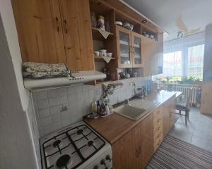 DOMOV, KDE DÝCHA DREVO: PRIESTRANNÝ 2-IZBOVÝ BYT (64 m²) – UL. RÁZUSOVA