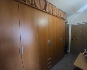 DOMOV, KDE DÝCHA DREVO: PRIESTRANNÝ 2-IZBOVÝ BYT (64 m²) – UL. RÁZUSOVA