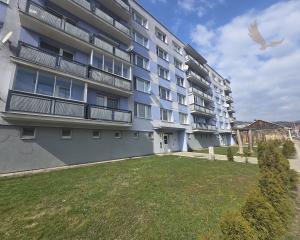 DOMOV, KDE DÝCHA DREVO: PRIESTRANNÝ 2-IZBOVÝ BYT (64 m²) – UL. RÁZUSOVA