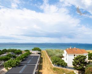 Chorvátsko : Privlaka - Na predaj apartmán s vlastnou záhradou v novostavbe, 150m od mora!