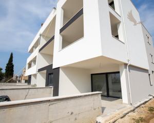 Chorvátsko : Privlaka - Na predaj apartmán s vlastnou záhradou v novostavbe, 150m od mora!