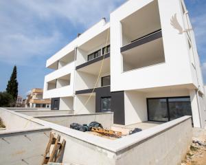 Chorvátsko : Privlaka - Na predaj apartmán s vlastnou záhradou v novostavbe, 150m od mora!