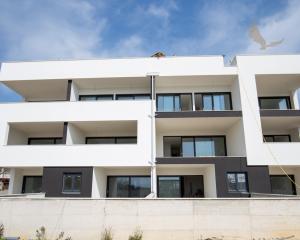 Chorvátsko : Privlaka - Na predaj apartmán s vlastnou záhradou v novostavbe, 150m od mora!