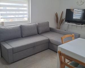 Chorvátsko - Domček v radovej zástavbe s pred záhradkou