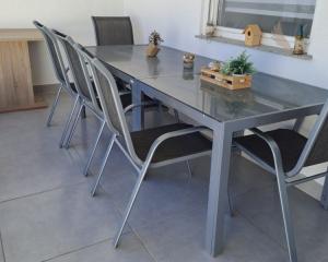 Chorvátsko - Domček v radovej zástavbe s pred záhradkou