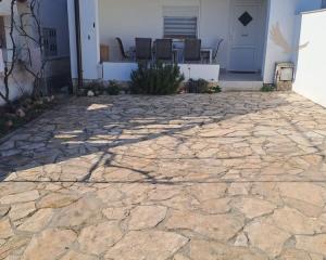 Chorvátsko - Domček v radovej zástavbe s pred záhradkou