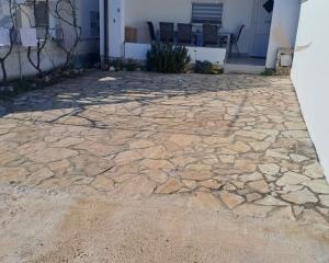 Chorvátsko - Domček v radovej zástavbe s pred záhradkou