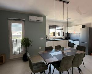 Chorvátsko - Zariadený apartmán s výhľadom na more len 250m od mora