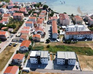 Chorvátsko -Novostavba apartmán 3x spálňa so strešnou terasou a výhľadom na more v Privlake