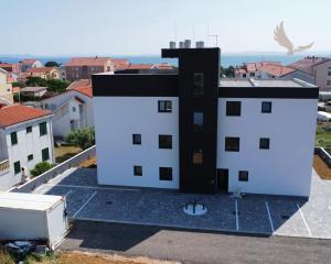 Chorvátsko -Novostavba apartmán 3x spálňa so strešnou terasou a výhľadom na more v Privlake