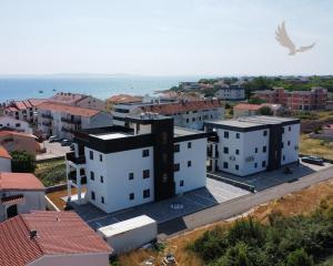 Chorvátsko -Novostavba apartmán 3x spálňa so strešnou terasou a výhľadom na more v Privlake