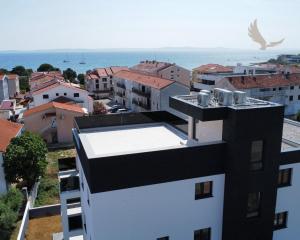 Chorvátsko -Novostavba apartmán 3x spálňa so strešnou terasou a výhľadom na more v Privlake