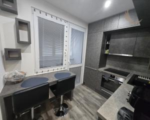 Rezervované - MODERNÝ A SLNEČNÝ: Kompletne zrekonštruovaný 1-izbový byt s loggiou v Brezne