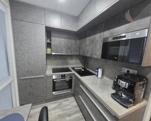 Rezervované - MODERNÝ A SLNEČNÝ: Kompletne zrekonštruovaný 1-izbový byt s loggiou v Brezne